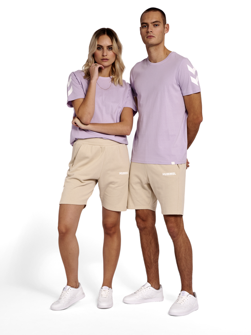 hmlLEGACY SHORTS, PUMICE STONE, model