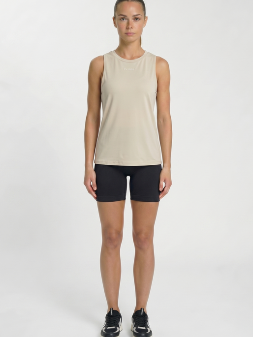 hmlVANJA TECH TOP, OVERCAST, model