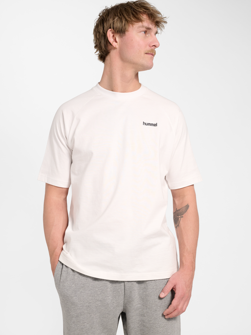 hmlKEEPER GRAPHIC T-SHIRT S/S, WHITE/RED, model