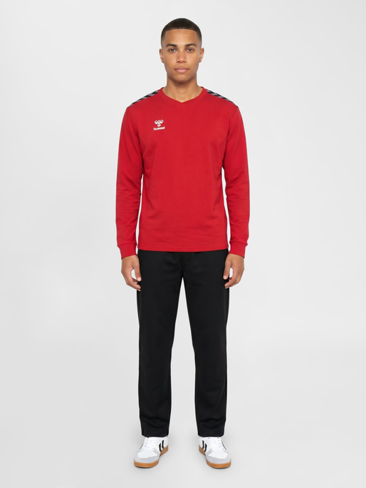hmlAUTHENTIC CO TRAINING SWEAT, TRUE RED, model