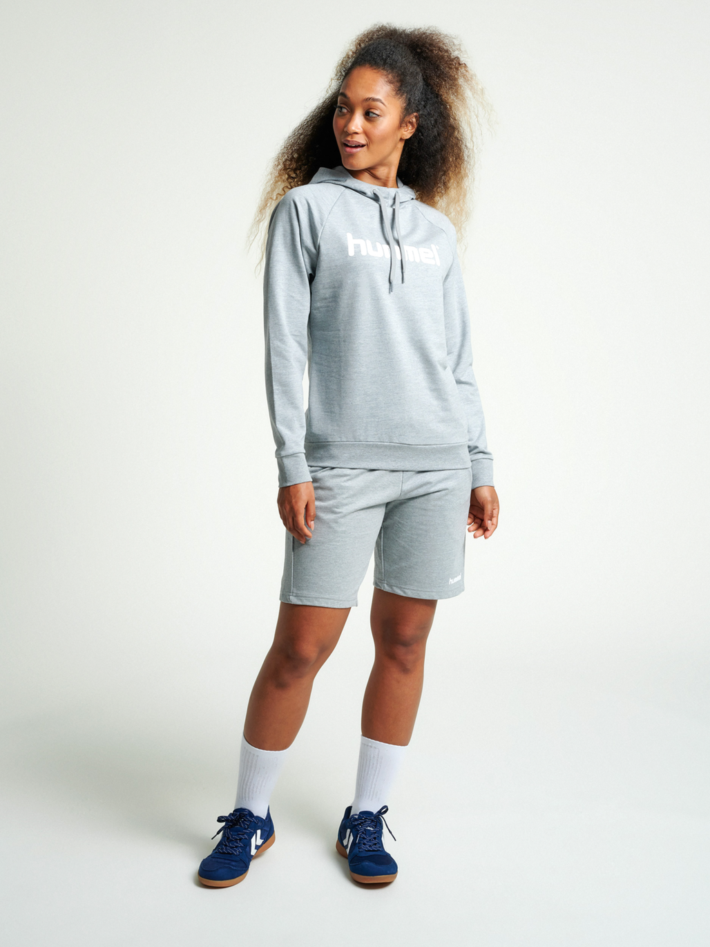 HUMMEL GO COTTON LOGO HOODIE WOMAN, GREY MELANGE, model