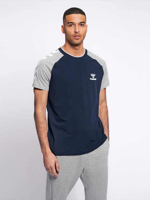 hmlMARK T-SHIRT S/S, BLACK IRIS, model