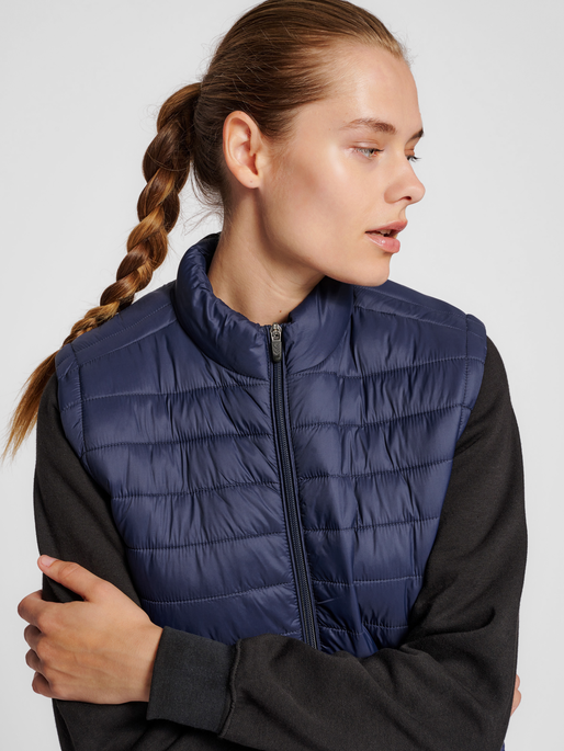 hmlRED QUILTED WAISTCOAT WOMAN, MARINE, model