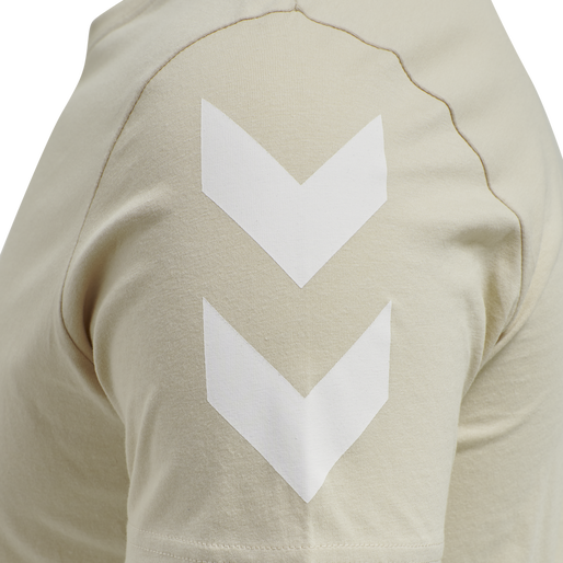 hmlLEGACY CHEVRON T-SHIRT, PUMICE STONE hmlLEGACY CHEVRON T-SHIRT, PUMICE STONE, packshot