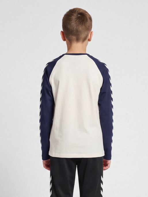 hmlSPACE JAM BOYS T-SHIRT L/S, MARSHMALLOW, model
