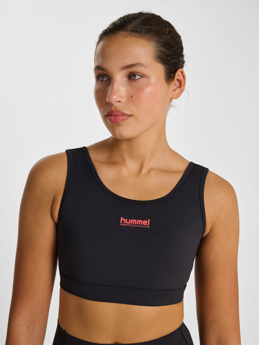hmlHIIT INTENSITY BRA, BLACK, model