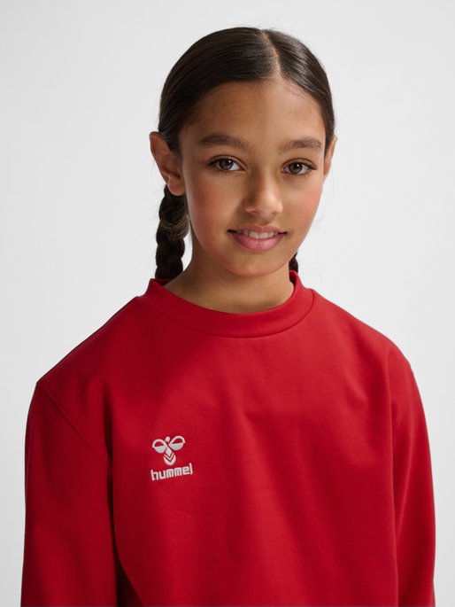 hmlGO 2.0 SWEATSHIRT KIDS, TRUE RED, model