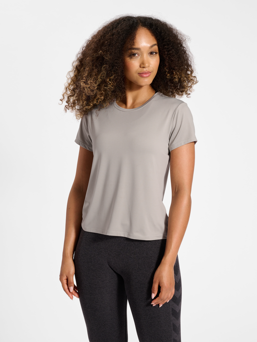 hmlMT AURA MESH T-SHIRT, PALOMA, model