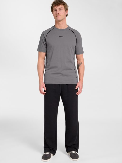 hmlPITCH REST DAY T-SHIRT S/S, CHARCOAL GRAY, model