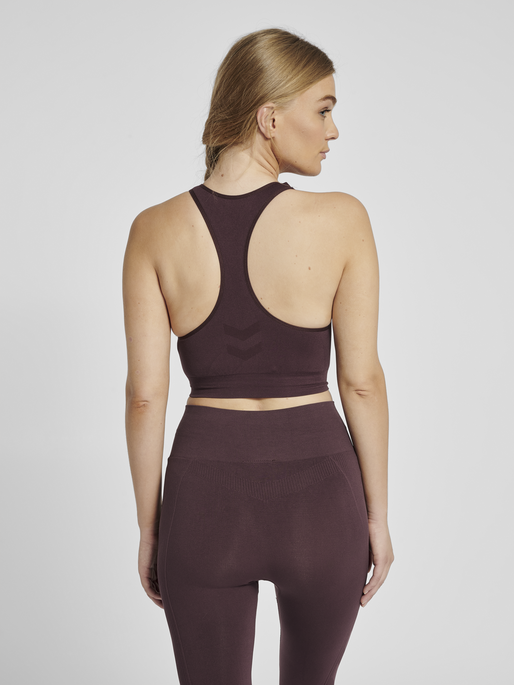 hmlTIF SEAMLESS SPORTS TOP, FUDGE , model