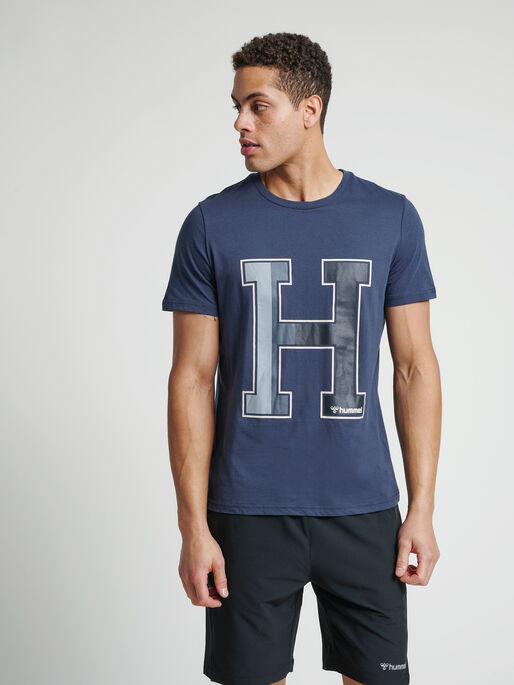 hmlLANEWAY T-SHIRT, BLUE NIGHTS, model