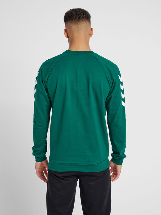 HMLGO COTTON SWEATSHIRT, EVERGREEN, model
