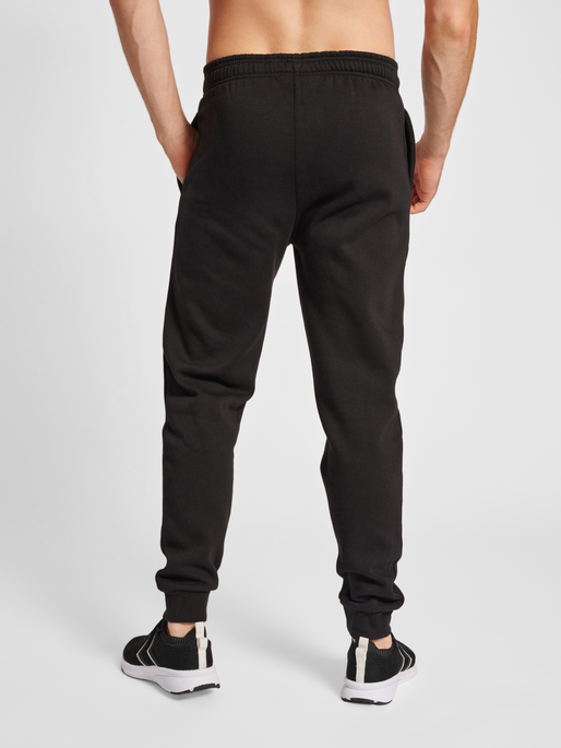 hmlRED BASIC SWEAT PANTS, BLACK, model