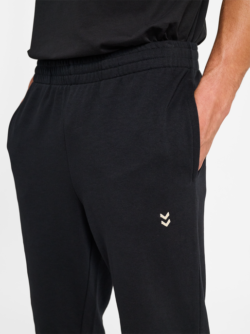 hmlPULSE SWEAT PANTS, BLACK, model