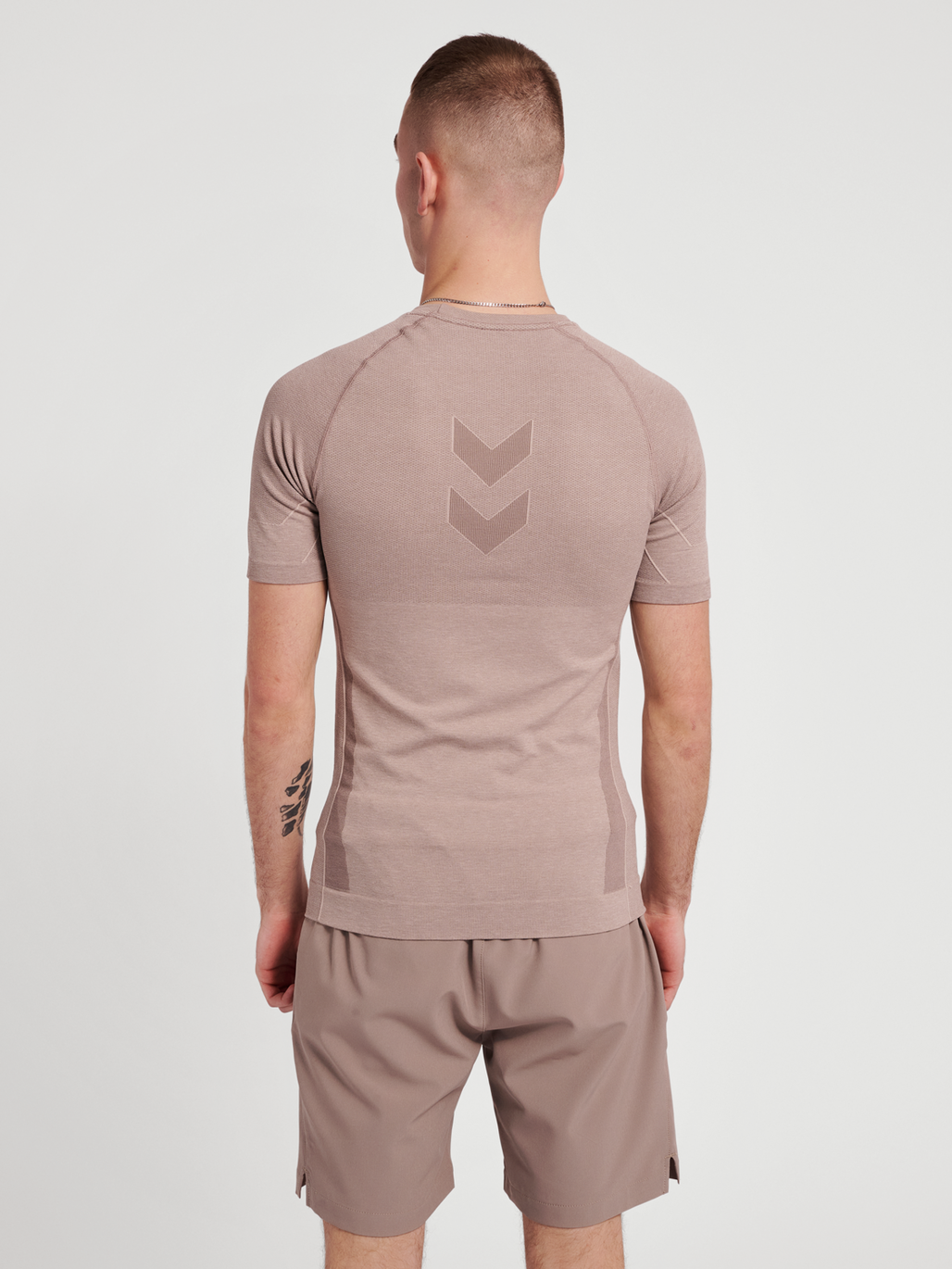 hmlTE MIKE SEAMLESS T-SHIRT, CHATEAU GRAY/DRIFTWOOD MELANGE, model