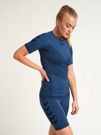 HUMMEL FIRST SEAMLESS JERSEY S/S WOMAN, DARK DENIM, model