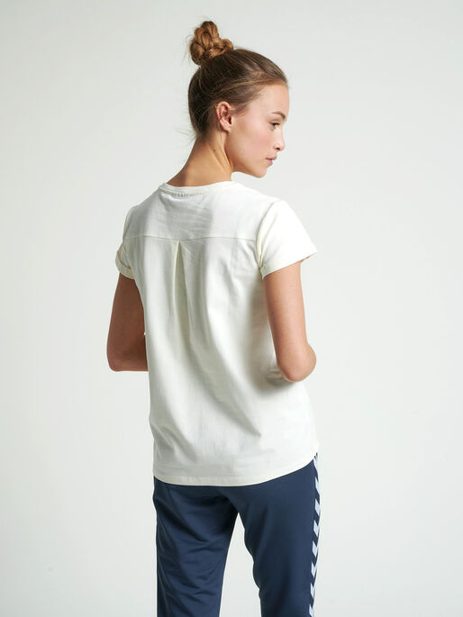 HMLISOBELLA T-SHIRT S/S, EGGNOG, model