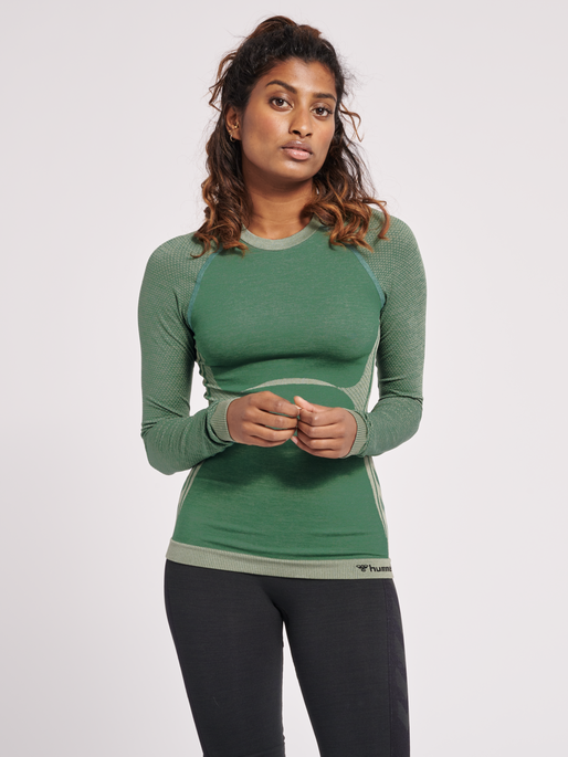 hmlCLEA SEAMLESS TIGHT T-SHIRT L/S, LAUREL WREATH, model