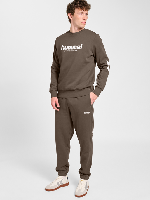 hmlLEGACY 2.0 SWEATSHIRT, DARK NIGHT, model