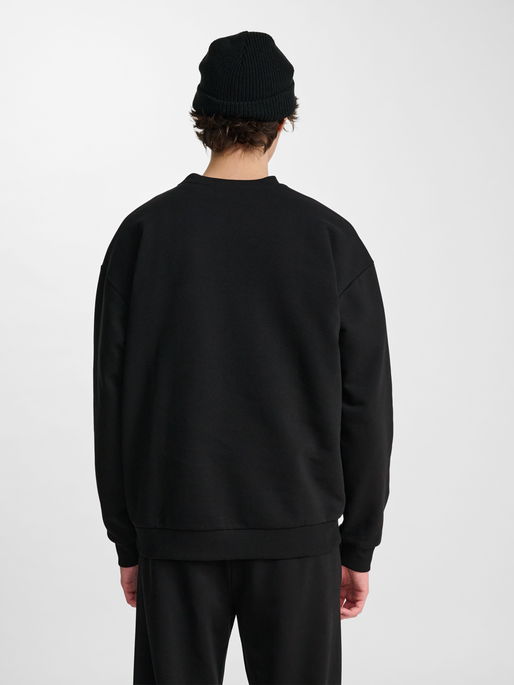 hmlLOOSE CREWNECK BEE, BLACK, model