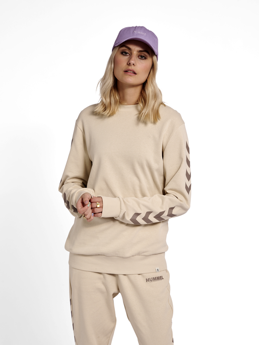 hmlLEGACY CHEVRON SWEATSHIRT, PUMICE STONE, model