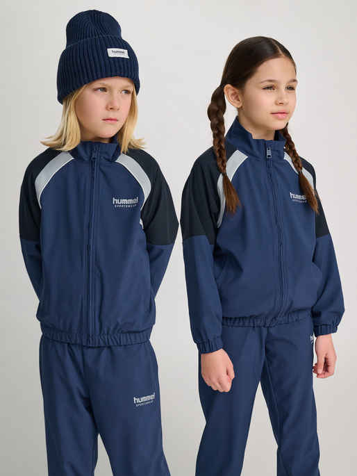 hmlJR LOOSE TRACKSUIT ZIP JACKET, DRESS BLUES, model