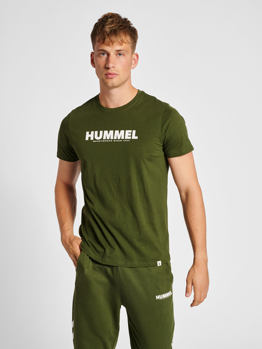 hmlLEGACY T-SHIRT, RIFLE GREEN, model