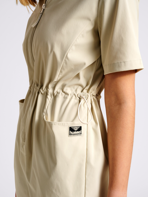 hmlSPARROW JUMPSUIT, PELICAN, model