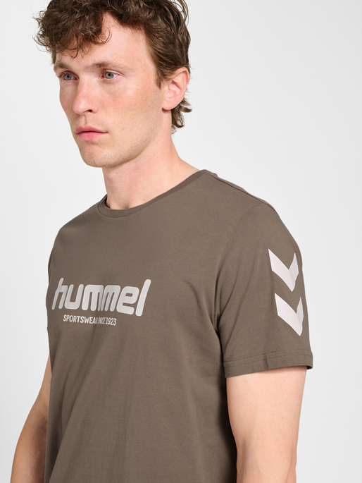 hmlLEGACY 2.0 T-SHIRT S/S, DARK NIGHT, model