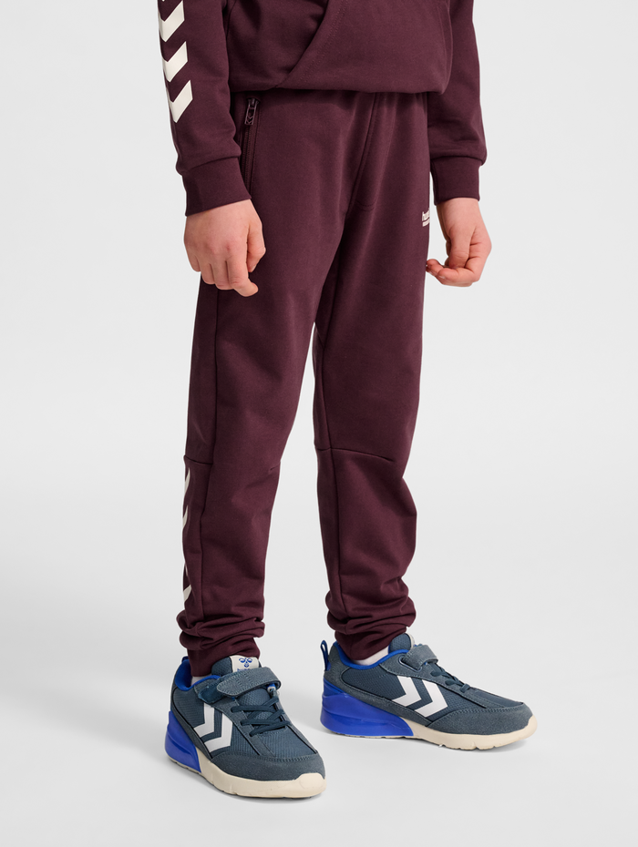 hmlJR REGULAR ADJ WAIST PANTS, VINEYARD WINE, model