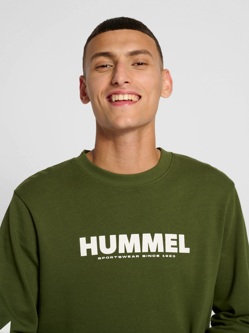 hmlLEGACY SWEATSHIRT, RIFLE GREEN, model