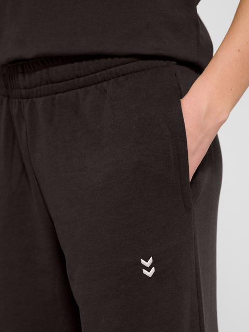 hmlPULSE WIDE W SWEAT PANTS, AFTER DARK, model