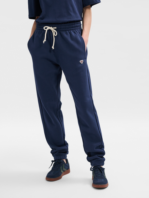 hmlREGULAR SWEATPANT BEE, DRESS BLUES, model