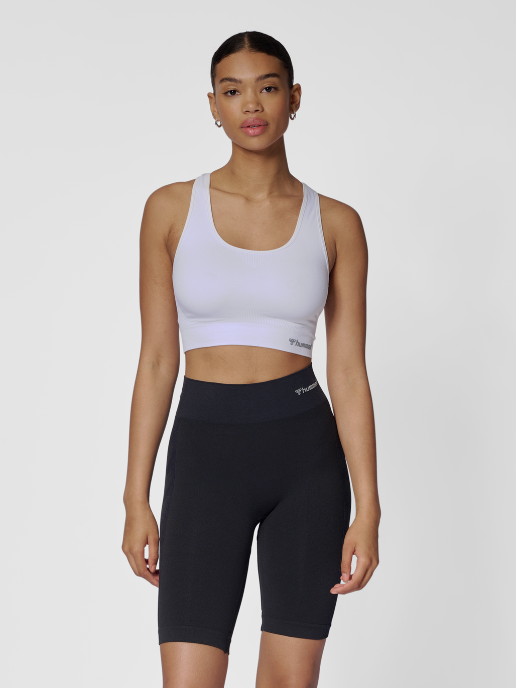 hmlTIF SEAMLESS SPORTS TOP, WHITE, model