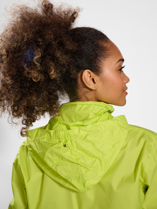 hmlCORE XK SPRAY JACKET, LIME POPSICLE, model