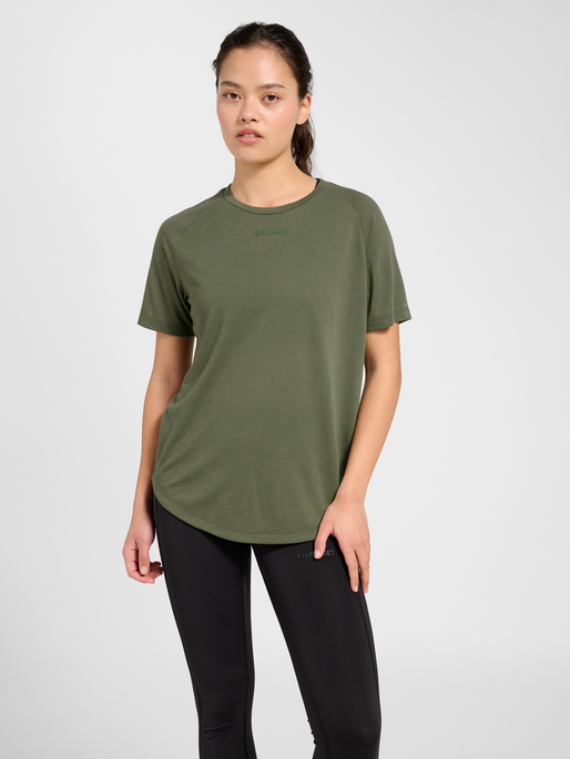 hmlMT VANJA T-SHIRT, DEEP LICHEN GREEN, model