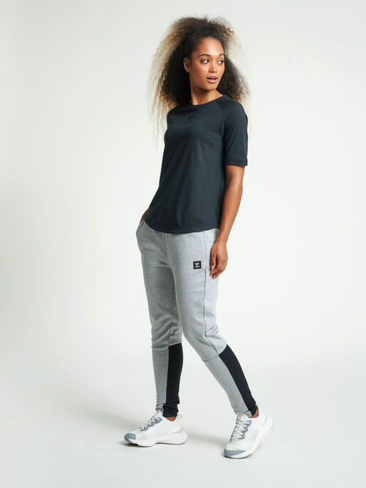 hmlVANJA T-SHIRT S/S, BLACK, model