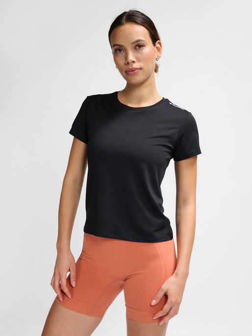 hmlMT AURA MESH T-SHIRT, BLACK, model