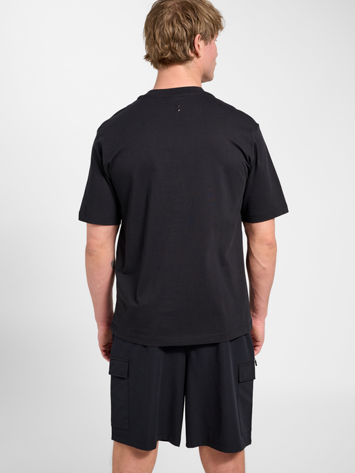 hmlKEEPER LOGO T-SHIRT S/S, BLACK, model