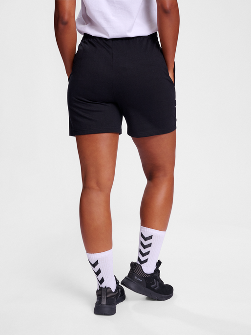 hmlGO 2.0 SWEATSHORTS WOMAN, BLACK, model