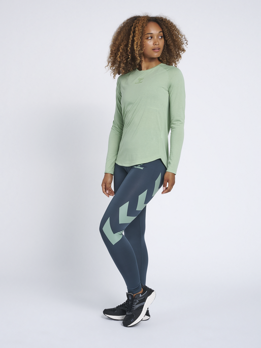 hmlVANJA T-SHIRT L/S, BASIL, model