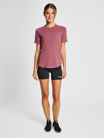hmlMT VANJA T-SHIRT, CRUSHED BERRY, model