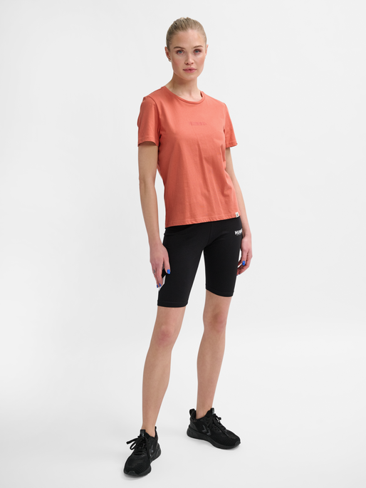 hmlLEGACY WOMAN T-SHIRT, APRICOT BRANDY, model