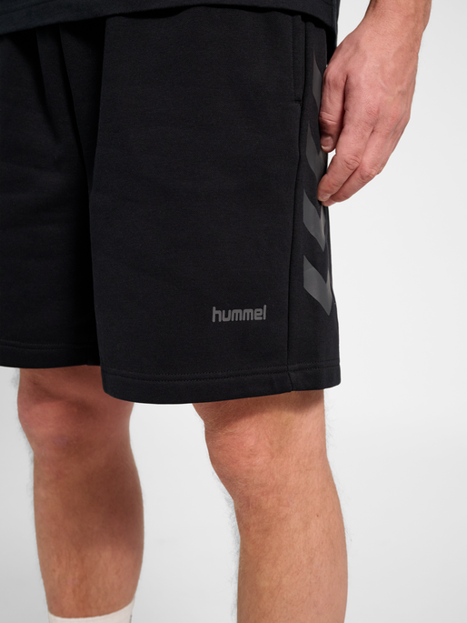 hmlKEEPER CHEVRON SHORTS, BLACK, model