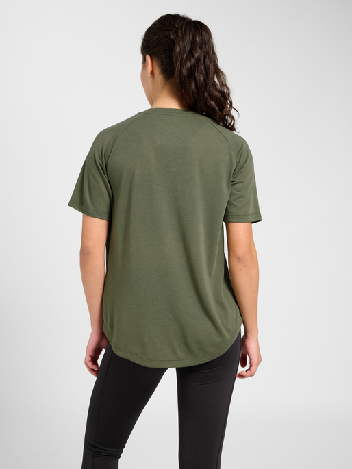 hmlMT VANJA T-SHIRT, DEEP LICHEN GREEN, model