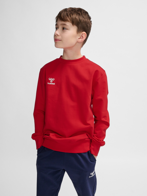 hmlGO 2.0 SWEATSHIRT KIDS, TRUE RED, model