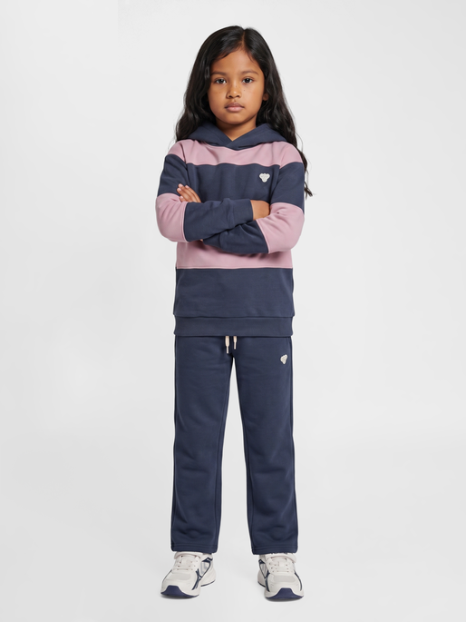 hmlJR LOOSE WL SWEATPANTS BEE, OMBRE BLUE, model