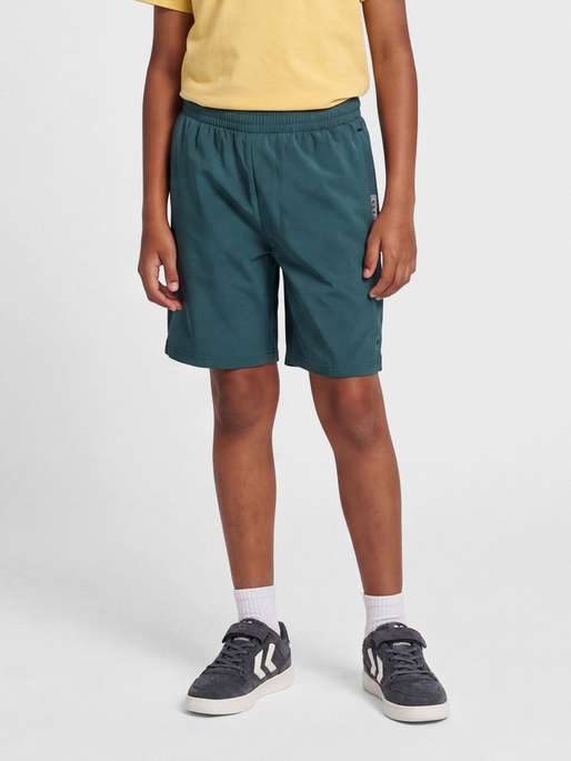 hmlMOVE GRID WOVEN SHORTS KIDS, DEEP TEAL, model