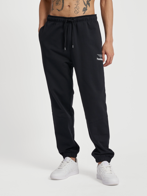 hmlHIVE WADE SWEATPANTS, 2001, model