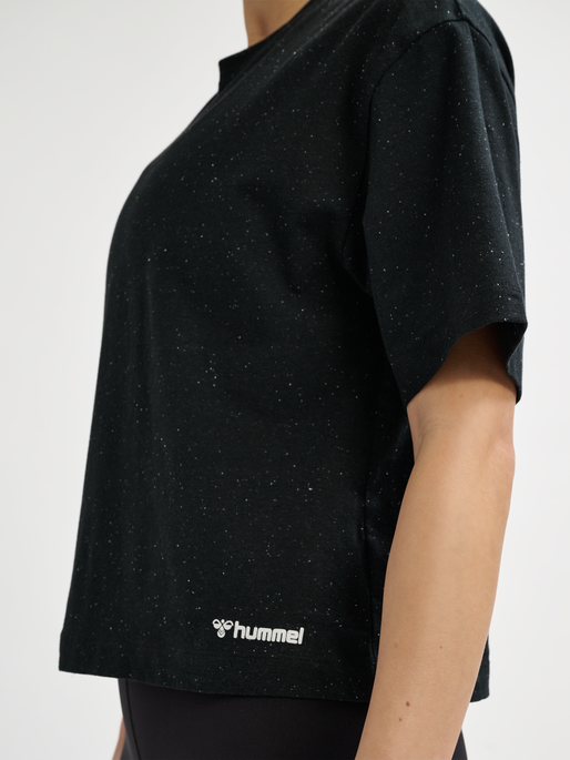 hmlMT ULTRA BOXY SHORT T-SHIRT, BLACK, model